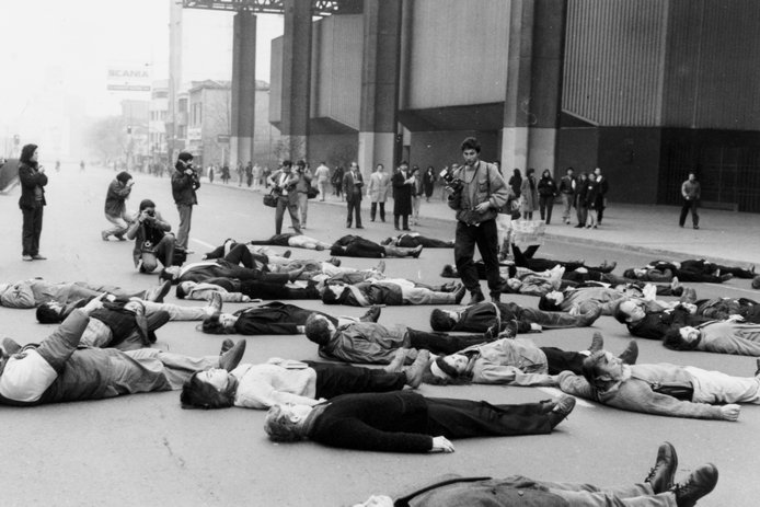 Manifestación performática del Movimiento Sebastián Acevedo frente la fachada del edificio Diego Portales. 14 de agosto 1990 ©El Mercurio