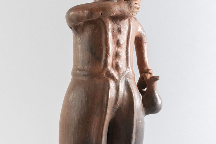 Hombre de pie (botella) Margarita Oviedo. Mediados del siglo XX Quebrada de las Ulloa, Florida, Región del Biobío