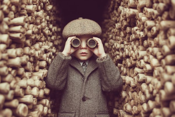  vecteezy_a-young-boy-in-a-coat-and-hat-looking-through-binoculars_70664903